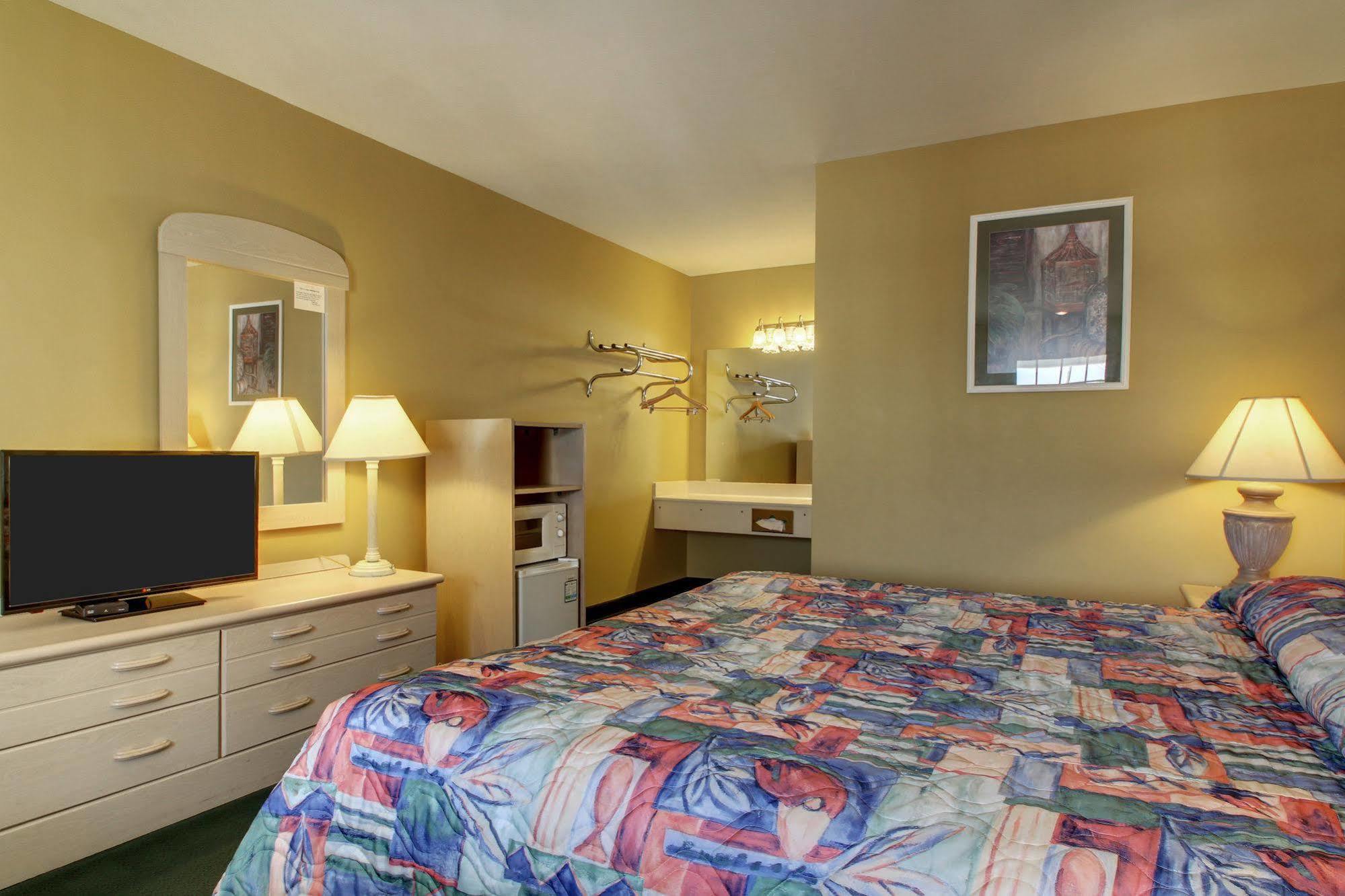 Key West Inn - Childersburg Bagian luar foto